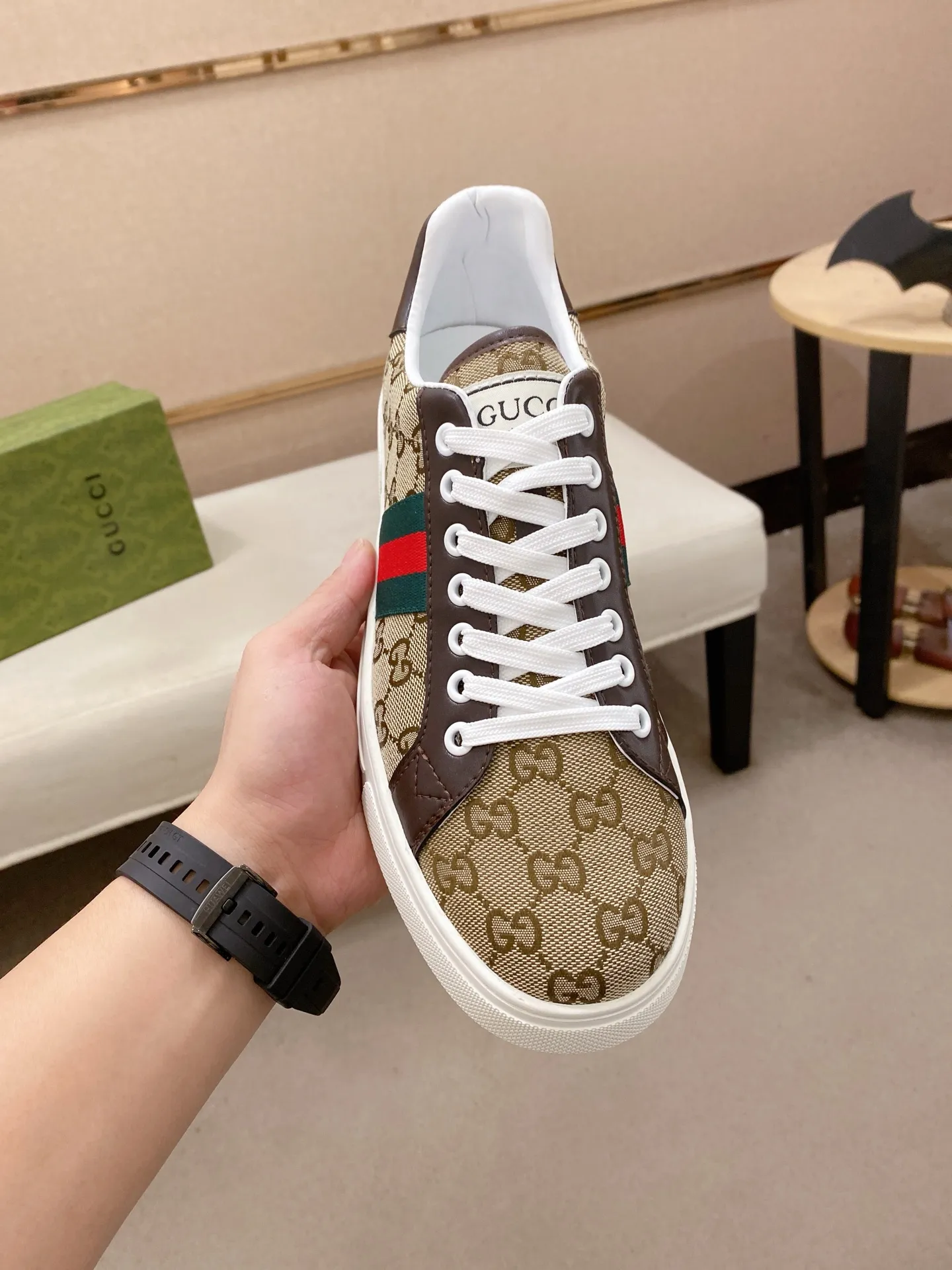 Factory price: 460💰 (GUCCI) The latest model from the official website 🎁🎁Casual and fashionable men's shoes👟, hot style 💥The version is simple and elegant, exclusive for trendy men. Unique official website latest brand elements 👑Gucci original decoration, fashionable and generous, the fabric is original cowhide ✅sheepskin lining, the official website specifies wear-resistant casual outsole, the classic model is taken in kind at the counter🎬38-44 (45 is not returned or exchanged)